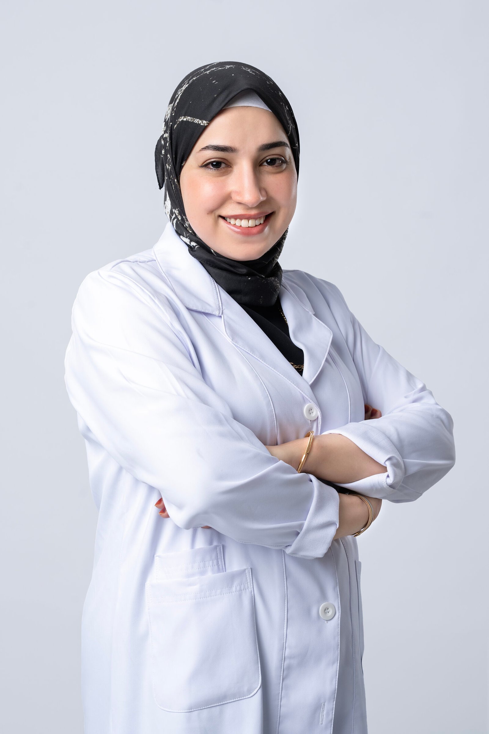 د منى منير الأسنان 1 scaled