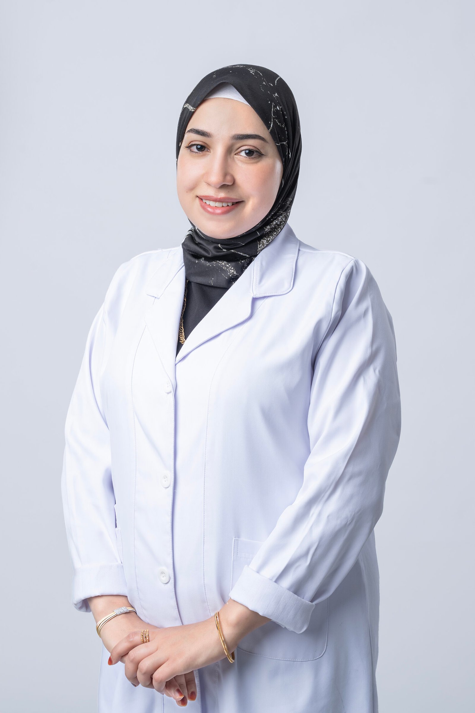 د منى منير الأسنان 3 scaled